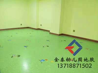 優質幼兒園地面材料選擇 塑膠地板與實木地板的對比與供應